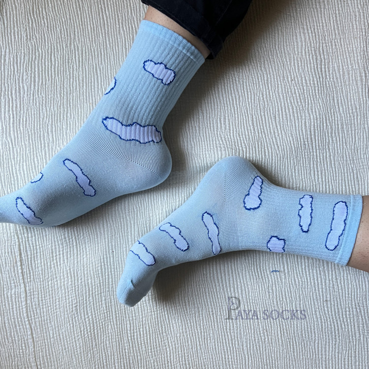 جوراب ساقدار دخترانه طرح ابر با رنگ آبی ملایم