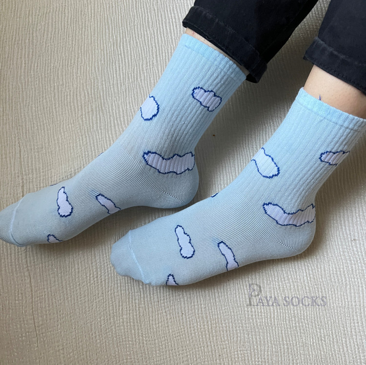 جوراب دخترانه آبی طرح ابر مناسب استایل مینیمال