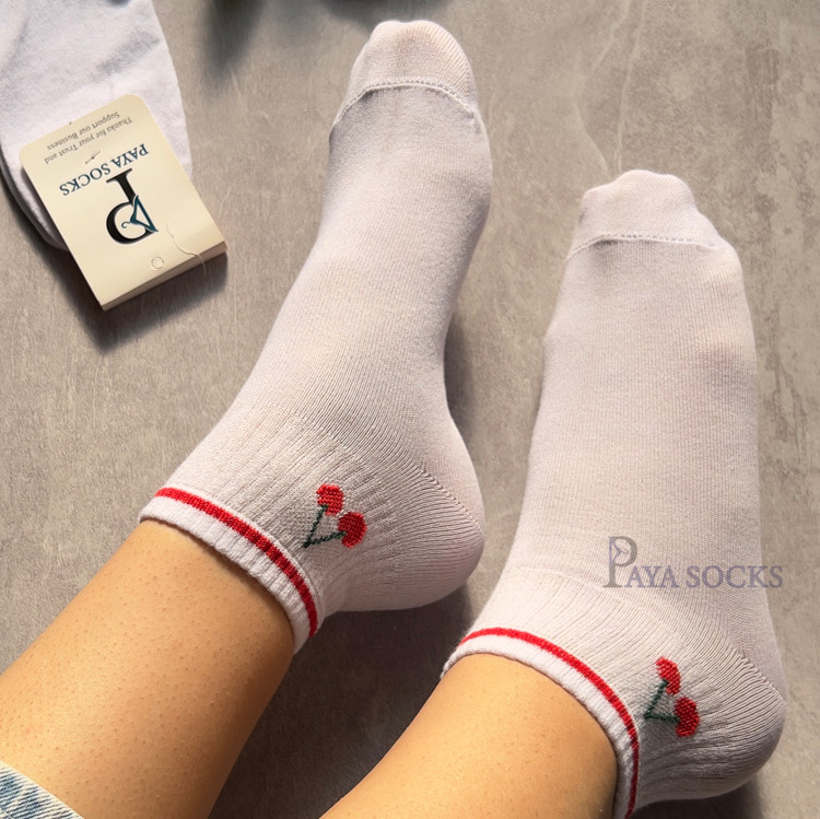 جوراب مچی طرح آلبالو با بافت نرم و سبک