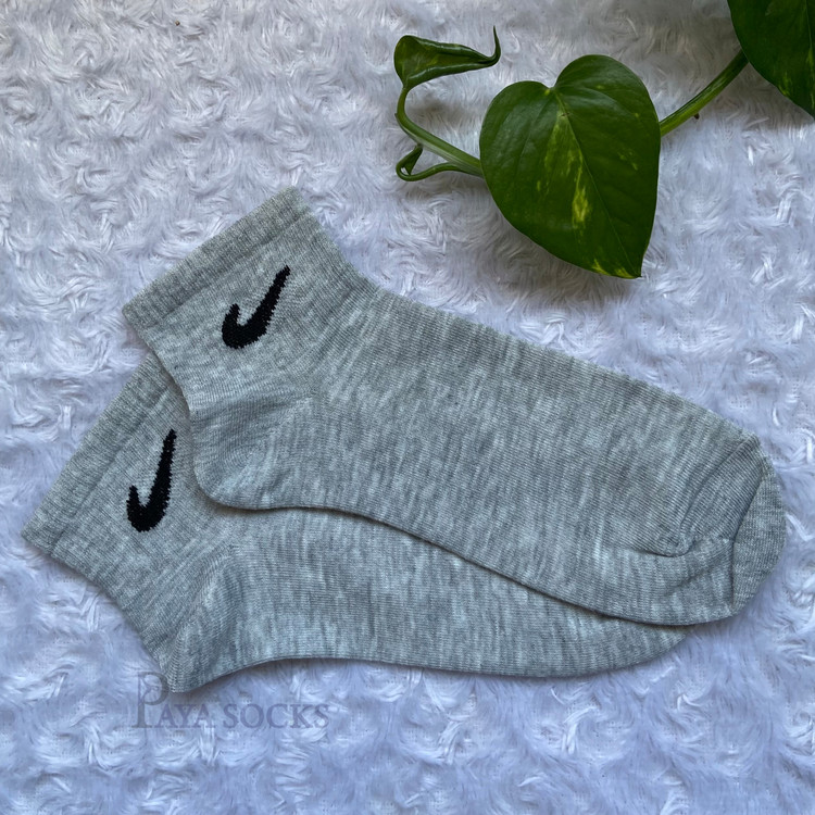 جوراب طوسی روشن دخترانه طرح Nike مناسب کتانی